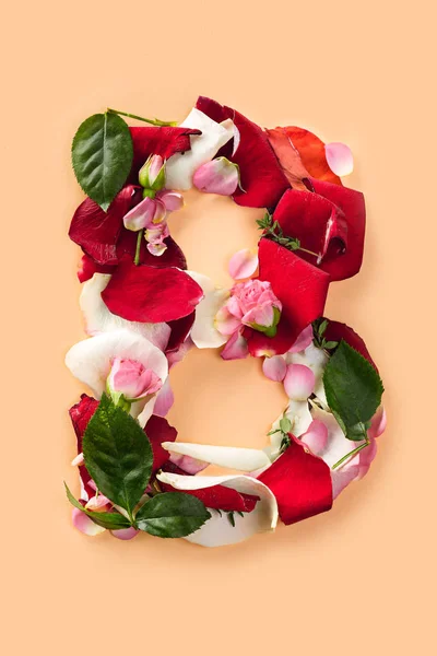 Lettre B à base de roses rouges et de pétales isolés sur un fond blanc — Photo