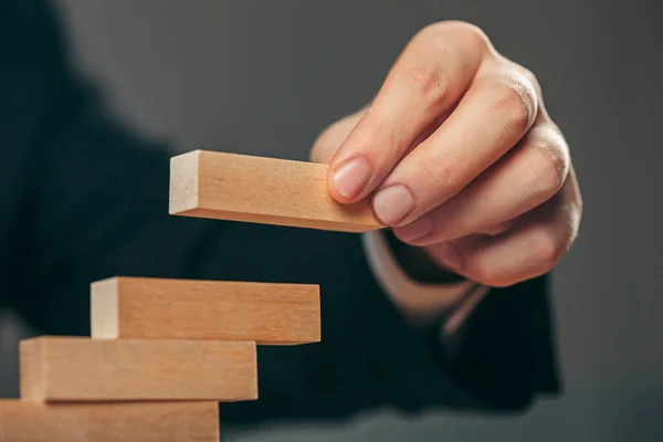 Uomo e cubi di legno sul tavolo. Concetto di gestione — Foto Stock