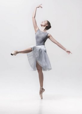 Beyaz arka plan üzerinde izole genç klasik dansçı.