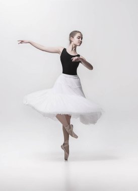 Beyaz arka plan üzerinde izole genç klasik dansçı.