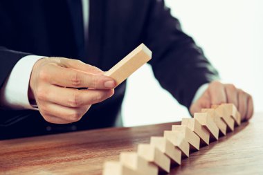 Adam ve masada tahta küpleri. Yönetim kavramı