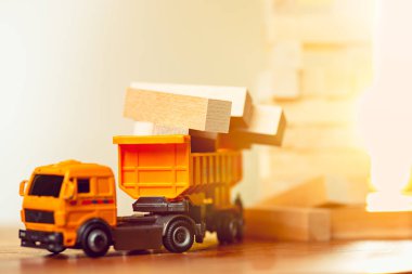 Bina aracı üzerinde ahşap masa ve oyuncak araba