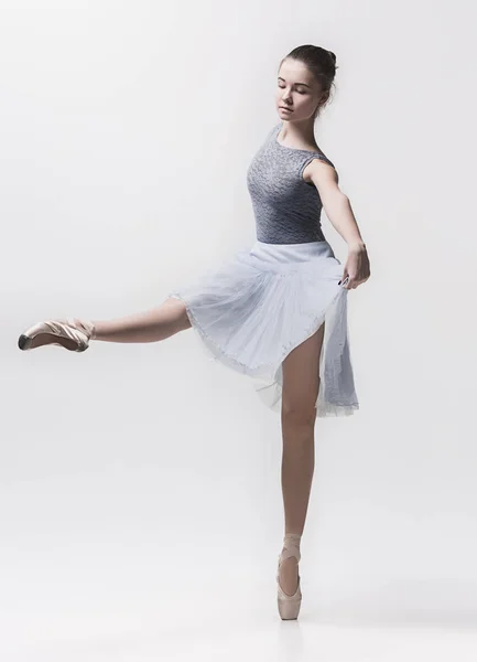 Joven bailarina clásica aislada sobre fondo blanco . — Foto de Stock