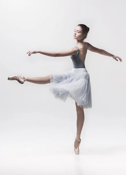 Joven bailarina clásica aislada sobre fondo blanco . —  Fotos de Stock