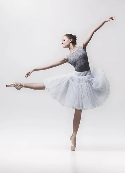 Joven bailarina clásica aislada sobre fondo blanco . — Foto de Stock