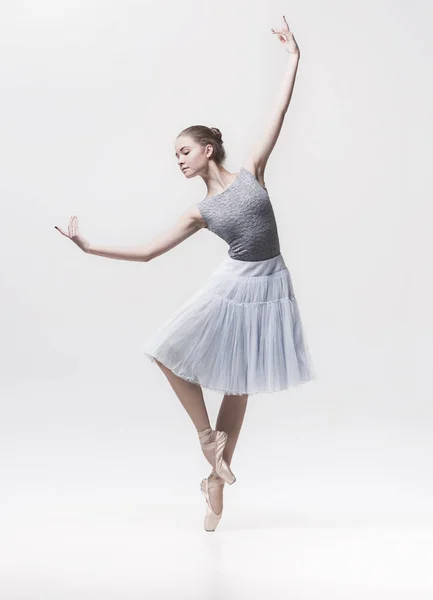 Молодой классический танцор на белом фоне . — стоковое фото
