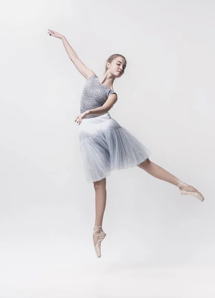 白い背景に分離された若い古典的なダンサー. — ストック写真