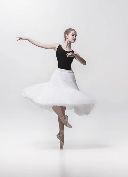 Νεαρή χορεύτρια κλασική που απομονώνονται σε λευκό φόντο. — Φωτογραφία Αρχείου