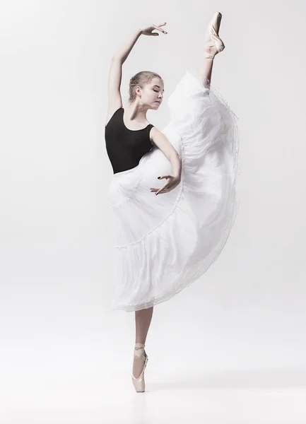 Jeune danseuse classique isolée sur fond blanc . — Photo