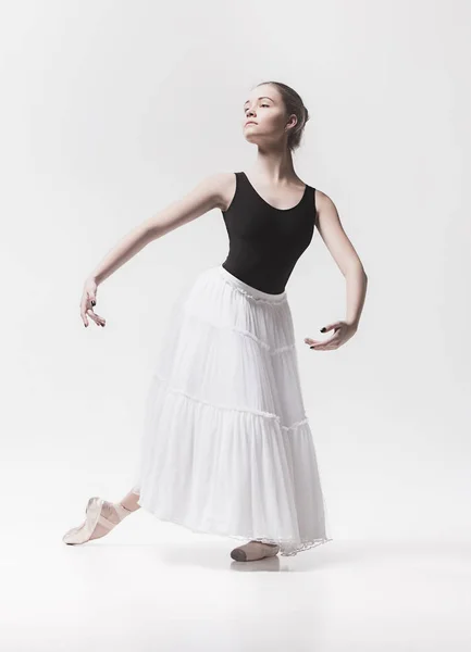 Joven bailarina clásica aislada sobre fondo blanco . —  Fotos de Stock