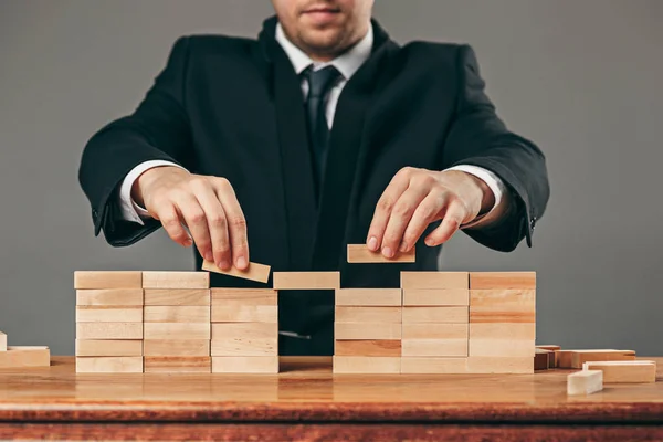 Uomo e cubi di legno sul tavolo. Concetto di gestione — Foto Stock