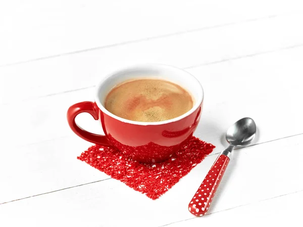 Taza de café rojo en la mesa de madera — Foto de Stock