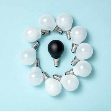 Bir ampul üstün, parlayan different.business yaratıcılık fikir concepts.flat tasarım yatıyordu
