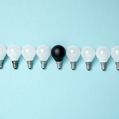 Bir ampul üstün, parlayan different.business yaratıcılık fikir concepts.flat tasarım yatıyordu