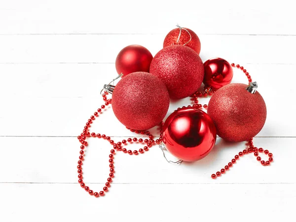 Üç kırmızı Noel topları beyaz zemin üzerine izole — Stok fotoğraf