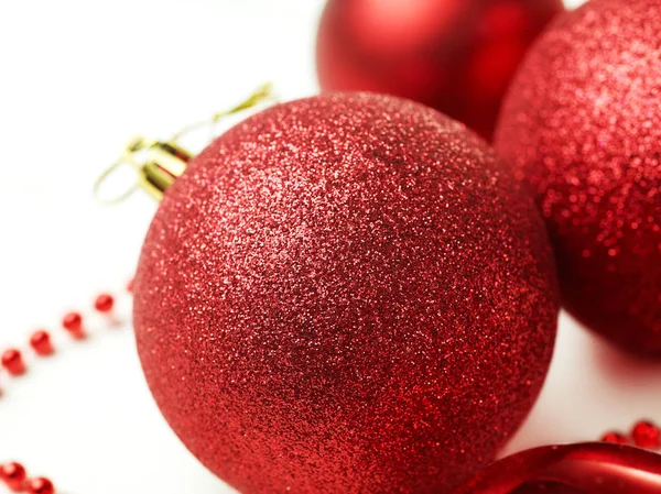 Tři červené vánoční koule izolovaných na bílém pozadí — Stock fotografie