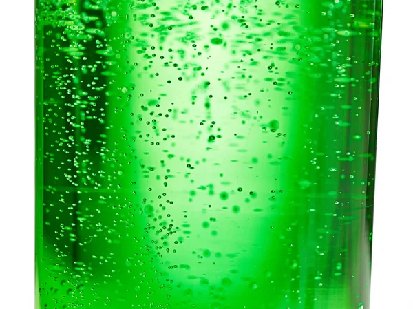 Abstrakter Hintergrund: Sprudelwasser-Soda auf der grünen Glasflasche mit Gradienten-Licht — Stockfoto