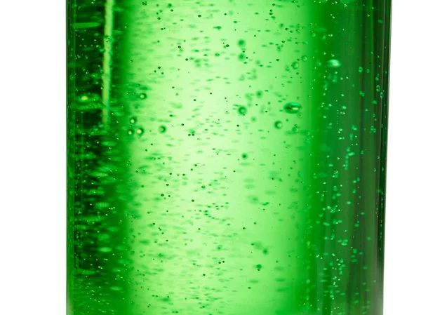 Abstrakter Hintergrund: Sprudelwasser-Soda auf der grünen Glasflasche mit Gradienten-Licht — Stockfoto