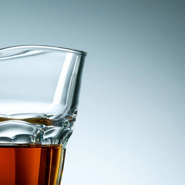 Il bicchiere curvo di whisky o bevanda alcolica — Foto Stock