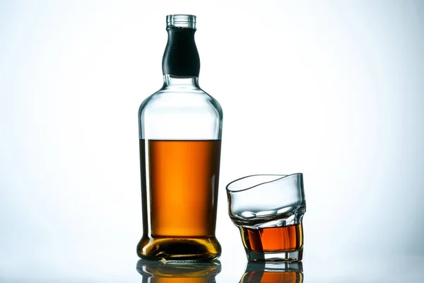 위스키 또는 알코올 음료의 곡선된 유리 — 스톡 사진