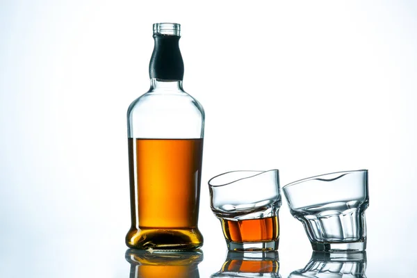Le verre incurvé de whisky ou de boisson alcoolisée — Photo