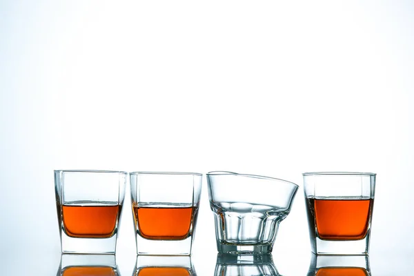威士忌或酒精饮料的弯曲玻璃 — 图库照片