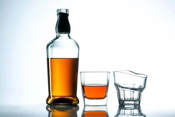 위스키 또는 알코올 음료의 곡선된 유리 — 스톡 사진