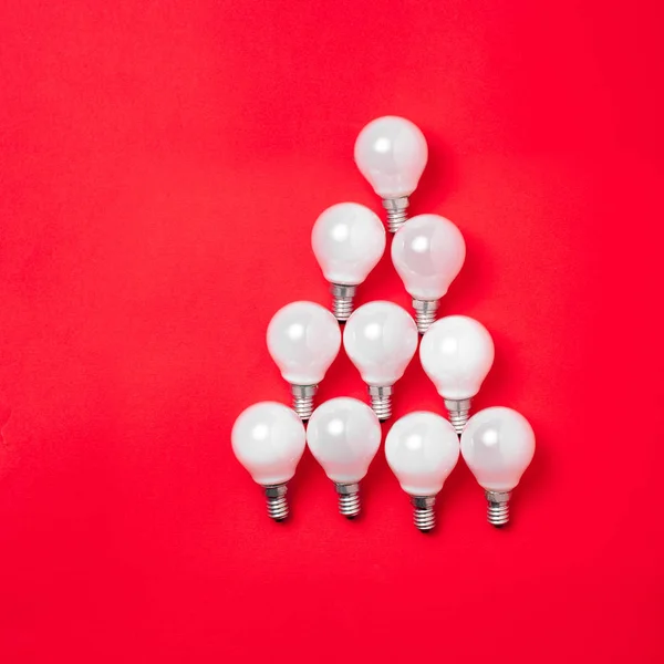 L'arbre de Noël des lampes de lanterne posé sur fond rouge avec espace de copie . — Photo