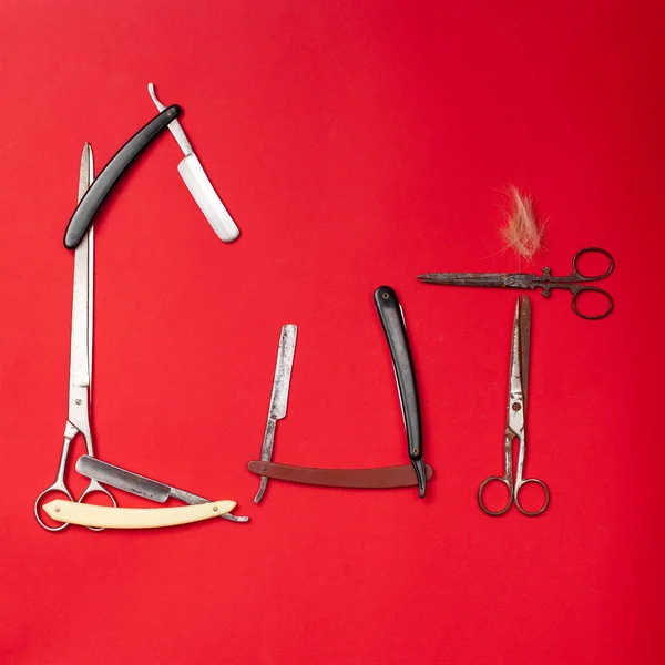 Pettini e strumenti parrucchiere su sfondo rosso vista dall'alto — Foto Stock