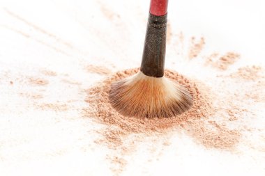 Ezilmiş mineral ışıltı toz altın renk makyaj fırçası ile yakın çekim