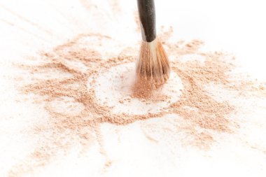 Ezilmiş mineral ışıltı toz altın renk makyaj fırçası ile yakın çekim