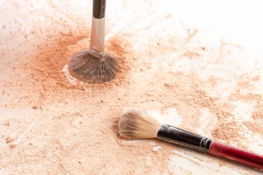 Ezilmiş mineral ışıltı toz altın renk makyaj fırçası ile yakın çekim