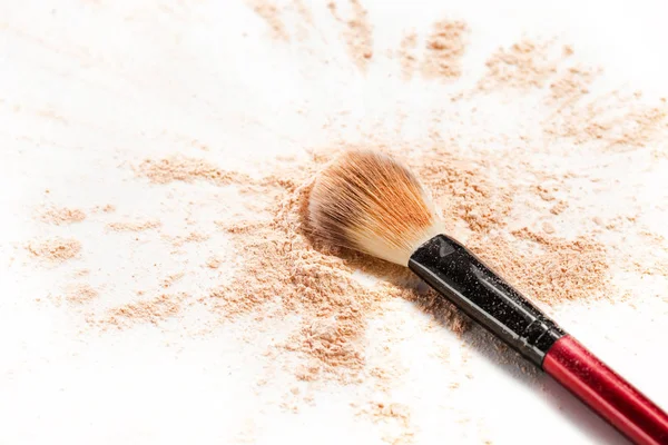 Närbild av krossade mineral shimmer puder gyllene färg med makeup borste — Stockfoto