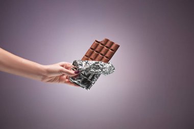 Elinde bir kutu çikolata tutan bir kadın