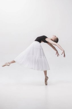 Beyaz arka plan üzerinde izole genç klasik dansçı.