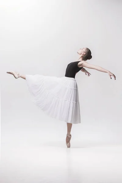 Молода класична танцівниця ізольована на білому тлі . — стокове фото