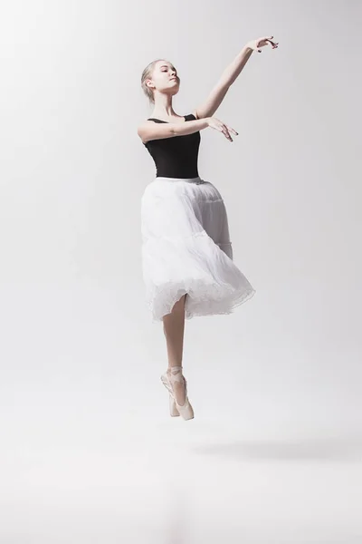 Jonge klassieke danseres geïsoleerd op witte achtergrond. — Stockfoto
