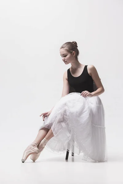 La ballerine adolescente en pack blanc assise sur une chaise — Photo