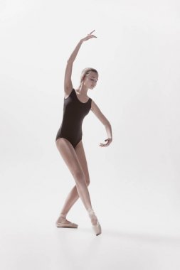 Beyaz arka plan üzerinde izole genç klasik dansçı.