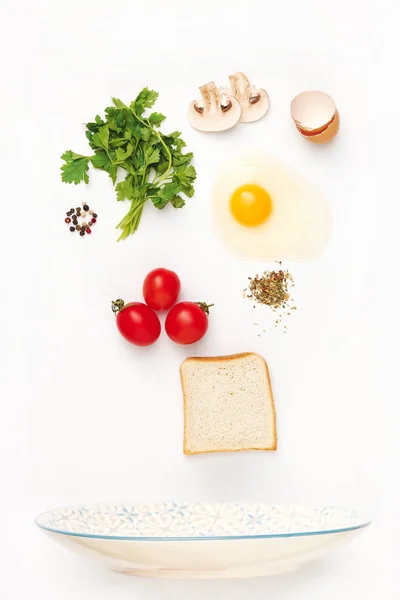 Gli ingredienti cadenti dell'uovo fritto. Ingredienti per la colazione sani . — Foto Stock