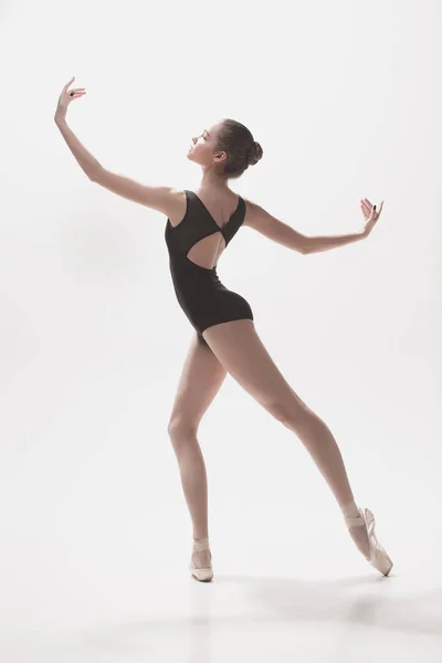 Jeune danseuse classique isolée sur fond blanc . — Photo