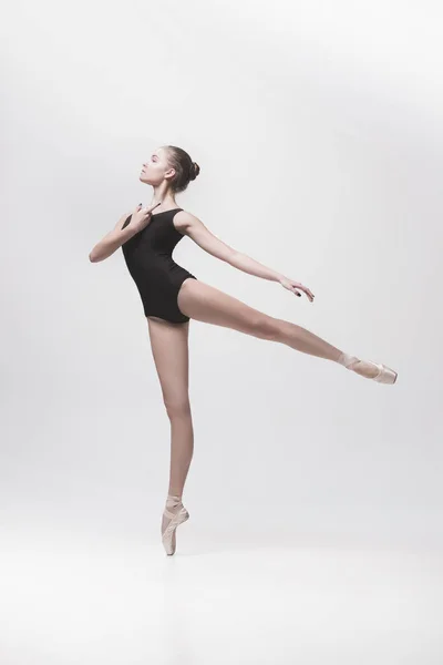 Junge klassische Tänzerin isoliert auf weißem Hintergrund. — Stockfoto