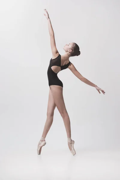 Joven bailarina clásica aislada sobre fondo blanco . — Foto de Stock