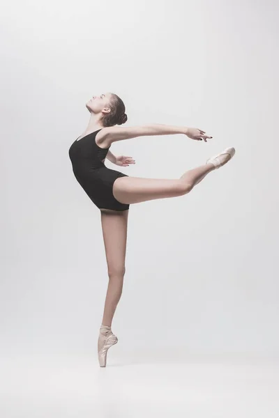 Jovem dançarina clássica isolada em fundo branco . — Fotografia de Stock
