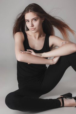 Mutlu bir güzel genç kadın gri arka plan üzerinde