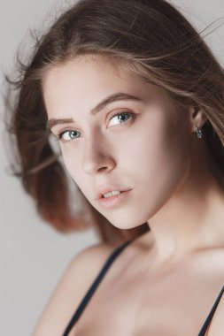 Temiz bir yüzü olan genç ve güzel bir kızın yüzü.