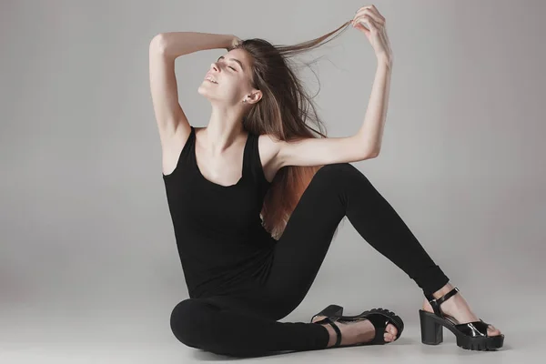 Joven hermosa mujer feliz sobre fondo gris — Foto de Stock