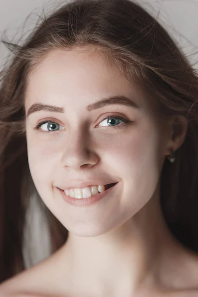 Gezicht van een mooi jong meisje met een schoon fris gezicht close-up — Stockfoto