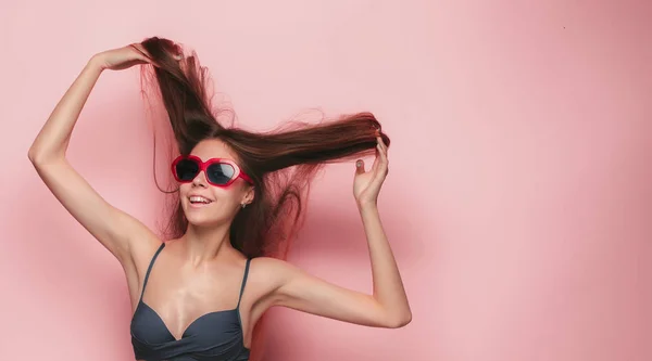 Volto di una bella ragazza con un viso pulito e fresco da vicino — Foto Stock