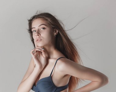 Temiz bir yüzü olan genç ve güzel bir kızın yüzü.